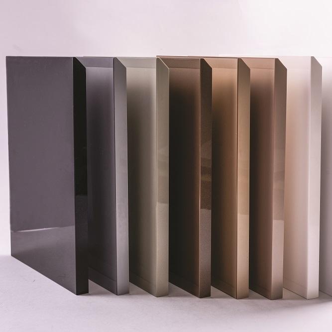 Bề mặt bóng gương phẳng mịn của cánh Acrylic mang lại hiệu ứng không gian rộng rãi và ngập tràn ánh sáng.