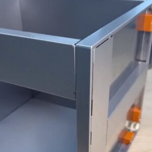 Tủ bếp Inox cánh kính module vân caro 1 lớp Tủ bếp Inox Module, Tủ bếp Inox FIND Tủ bếp inox cánh kính Hình ảnh cận cảnh góc chấn gập CNC của module tủ bếp inox 304