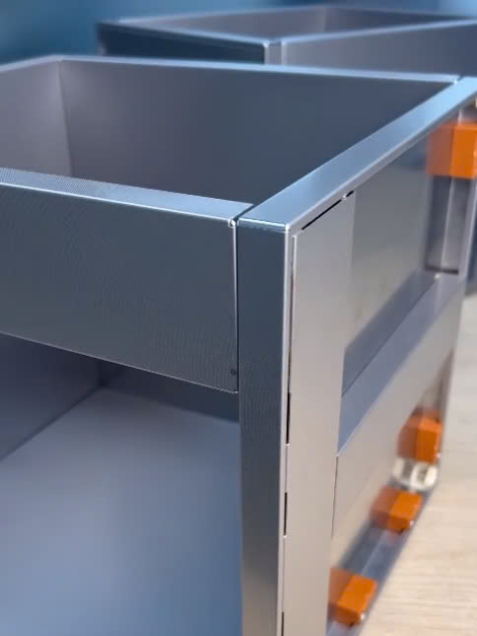 Tủ bếp Inox cánh kính module vân caro 1 lớp Tủ bếp Inox Module, Tủ bếp Inox FIND Tủ bếp inox cánh kính Hình ảnh cận cảnh góc chấn gập CNC của module tủ bếp inox 304