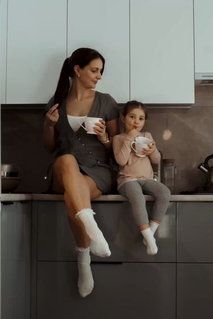 Xử lý tiếng ồn "cọc cạch" của tủ bếp inox bằng công nghệ hiện đại Tủ bếp Inox Module, Tủ bếp Inox FIND tu bep inox Hình ảnh gia đình đang vui vẻ nấu nướng trong không gian bếp