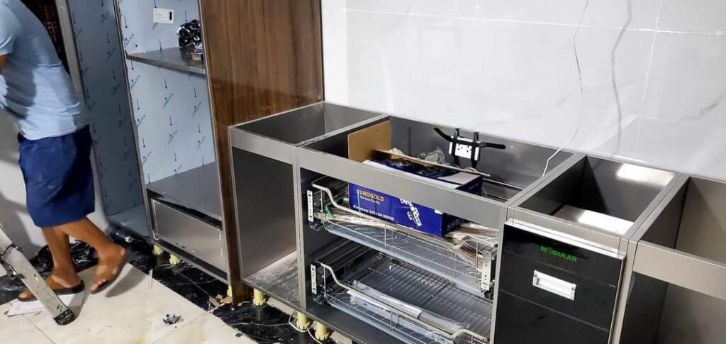 Cánh Acrylic bóng gương kết hợp khung inox: Đỉnh cao của sự hiện đại. Cánh Acrylic bóng gương