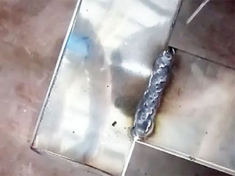 Ảnh chụp cận cảnh một góc tủ bếp inox kém chất lượng sau một thời gian sử dụng: Mối hàn bị rỉ sét loang lổ đen xì