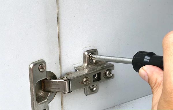 Kiểm Tra Và Tra Dầu Bản Lề Tủ Bếp Định Kỳ Như Thế Nào? Tủ bếp Inox Module, Tủ bếp Inox FIND bản lề Thao tac chinh oc ban le tu bep khong bi xe