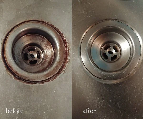 Mẹo Tẩy Vết Rỉ Sét Cứng Đầu Trên Inox Bằng Nguyên Liệu Tự Nhiên Dễ Làm Tại Nhà Tủ bếp Inox Module, Tủ bếp Inox FIND tẩy,tu bep inox Cận cảnh vết rỉ sét ố vàng trên vòi rửa