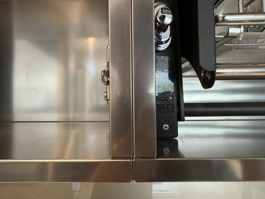 Ảnh chụp cận cảnh mép cạnh của vách tủ inox đã được chấn hộp tinh tế