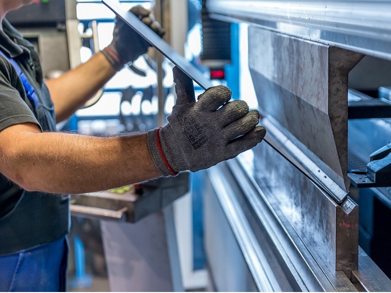 Hình ảnh máy chấn thủy lực CNC cỡ lớn đang hoạt động ép gập một tấm inox tại xưởng sản xuất