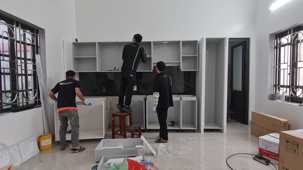 Hình ảnh công nhân lắp dặt tủ bếp 