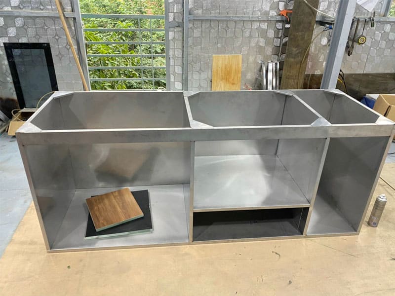 Khung thùng inox 304 dập chấn CNC đầm chắc, chịu lực va đập và tải trọng vượt trội.
