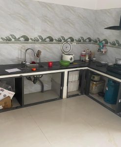 Giải pháp ốp inox giúp cải tạo diện mạo thô cứng của bệ bếp bê tông truyền thống