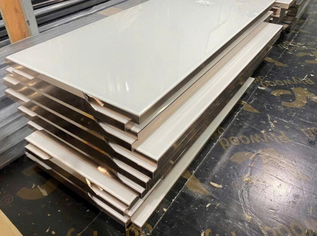 Cánh kính cường lực được bo viền tinh tế, chắc chắn bởi khung nhôm Anode.