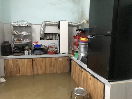 Hình ảnh thực tế căn bếp bị ngập nước lũ sâu đến ngang gối,