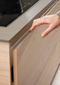 Làm thế nào để tủ bếp inox không bị "kêu" khi đóng mở?