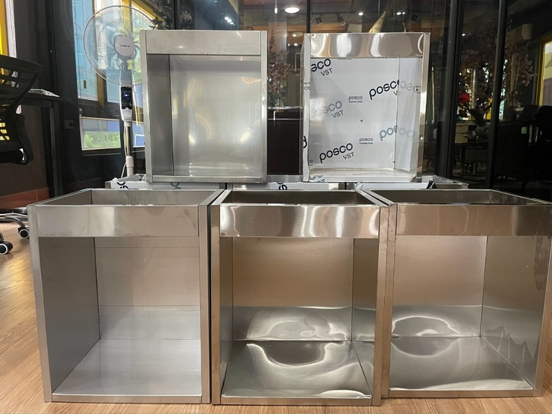 Câu chuyện khách hàng: "Tôi đã thay đổi hoàn toàn nhờ tủ bếp inox" Tủ bếp Inox Module, Tủ bếp Inox FIND inox Thùng tủ bếp inox FIND dập huỳnh CNC sắc nét, vuông vức
