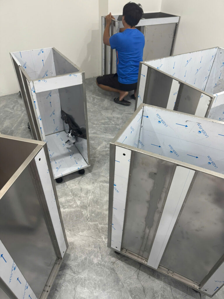 Tư vấn chọn tủ bếp cho người bận rộn: Ít vệ sinh mà vẫn sạch. Tủ bếp Inox Module, Tủ bếp Inox FIND tủ bếp Hình ảnh đội ngũ FIND bàn giao bộ tủ bếp inox cánh kính hoàn thiện cho gia chủ