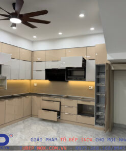 Cận cảnh chi tiết thùng tủ bếp inox 304 kết hợp mặt đá thạch anh màu vàng nhạt và ánh đèn LED vàng tạo cảm giác ấm cúng