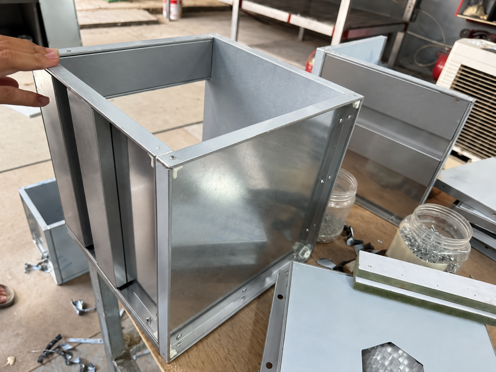Có nên dùng inox quá sáng trong bếp? Góc nhìn từ chuyên gia phong thủy. Tủ bếp Inox Module, Tủ bếp Inox FIND Thùng tủ bếp inox 304 module chấn gấp CNC xước mờ của FIND triệt tiêu quang sát, bền bỉ vĩnh cửu.