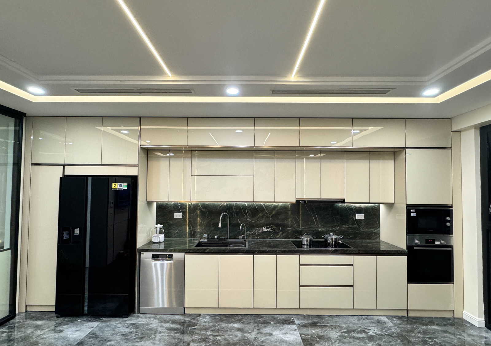 Có nên dùng inox quá sáng trong bếp? Góc nhìn từ chuyên gia phong thủy.