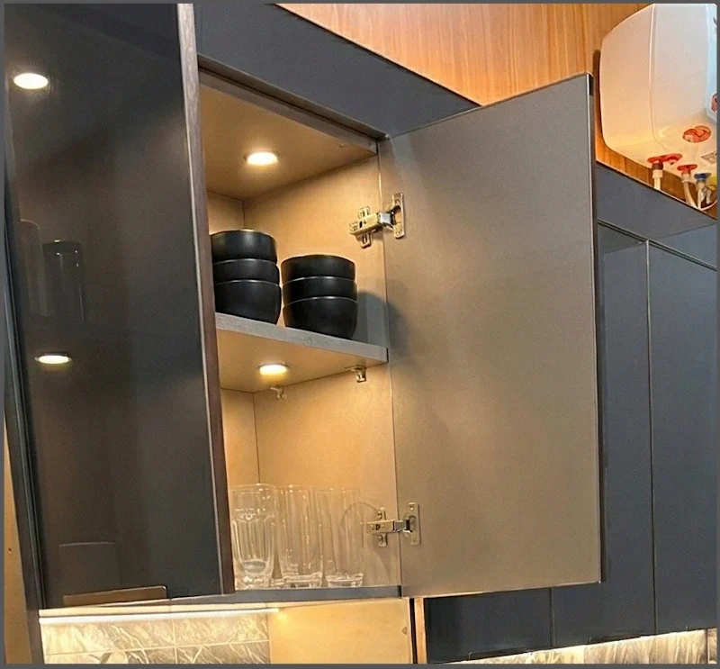 Tủ bếp inox cánh kính màu xanh lá: Lựa chọn phá cách cho người mệnh hỏa. Tủ bếp Inox Module, Tủ bếp Inox FIND Cấu tạo chuẩn cơ khí chính xác: Thùng inox 304 xước mờ kết hợp cánh kính cường lực siêu bền