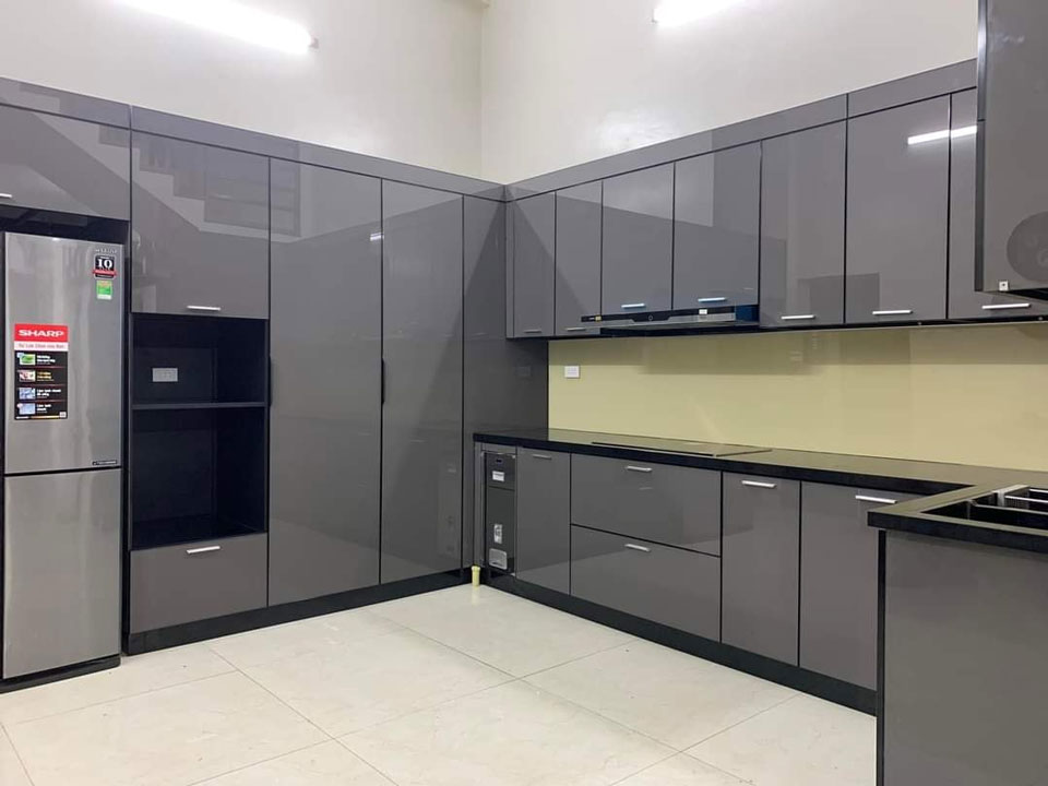 Không gian bếp hiện đại sử dụng tủ bếp inox hành Kim mang lại vẻ đẹp sang trọng và nguồn năng lượng vững chắc.