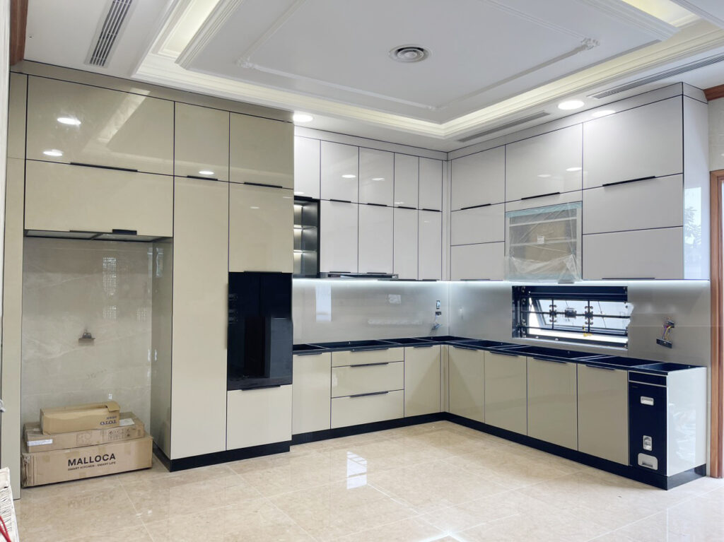 Mẫu tủ bếp inox dập khung cánh kính đẹp hiện đại do Tủ bếp inox FIND thi công.